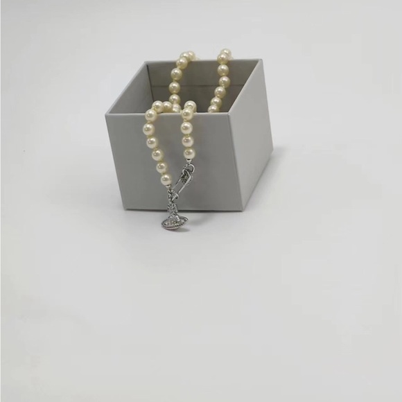 Vivienne Westwood Silver Brooch Pendant Pearl Necklace - Picture 6 of 6